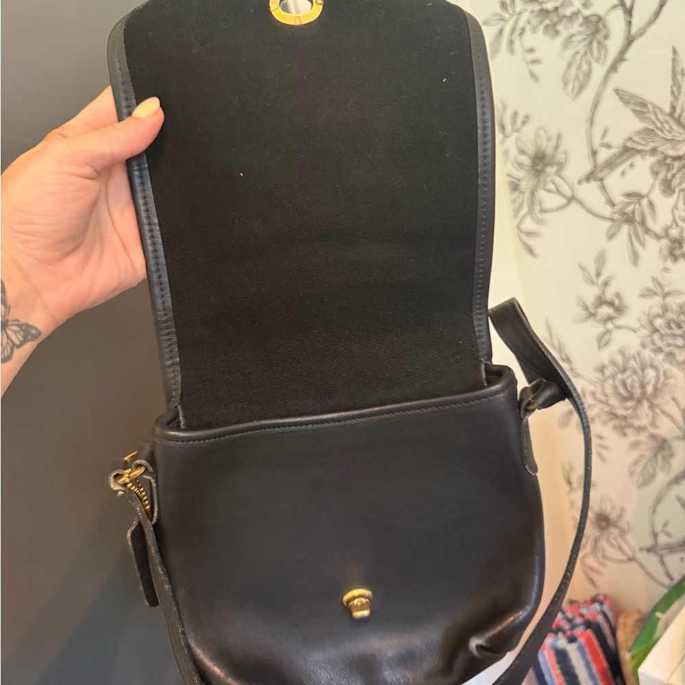 Vintage Coach Black Leather Crossbody Bag - Elegant Everyday Carry - Picture 6 of 8